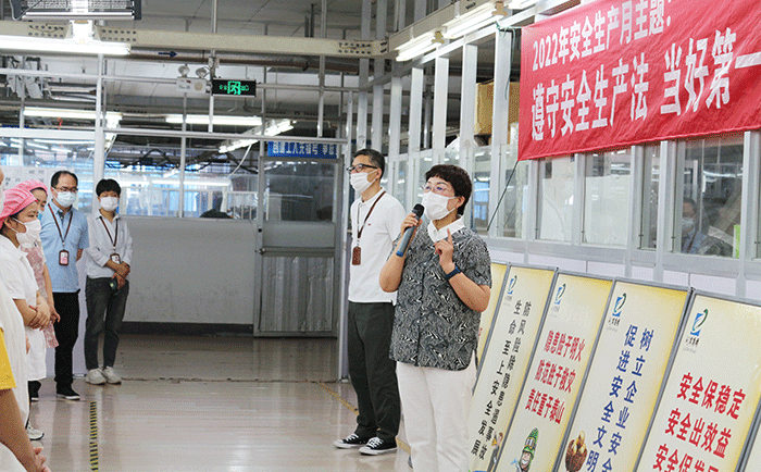 劉潭服裝廠開(kāi)展“安全生產(chǎn)月”宣傳教育活動(dòng)
