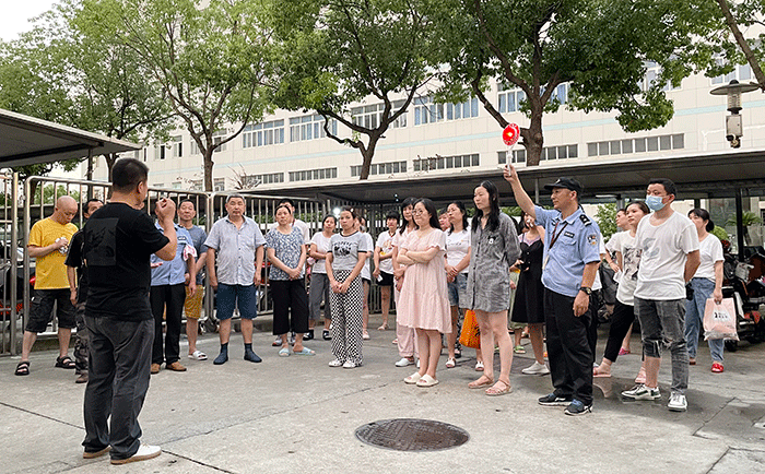 劉潭服裝廠組織住宿員工開展逃生演練 劉潭服裝廠組織住宿員工開展逃生演練