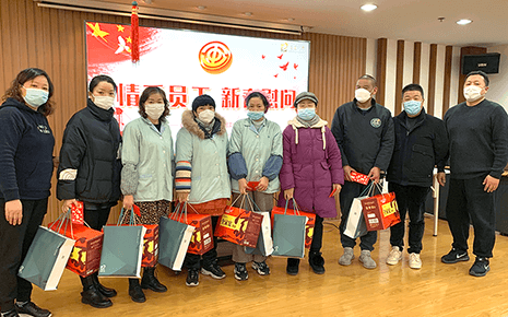 歲寒情深送溫暖，劉潭服裝慰問困難職工