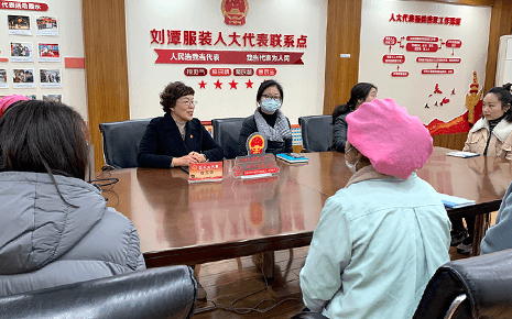 梁溪區(qū)人大代表劉潭服裝董事長錢玉萍向選民述職會 梁溪區(qū)人大代表劉潭服裝董事長錢玉萍向選民述職會