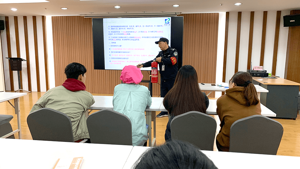 劉潭服裝開展新員工培訓