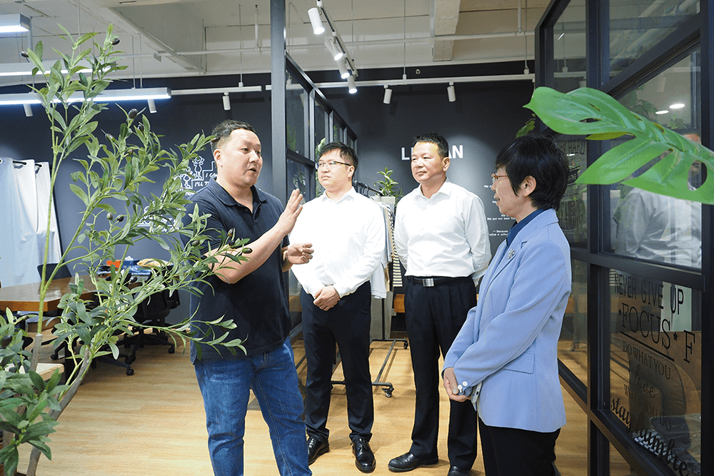 熱烈歡迎省市僑聯(lián)領導一行赴劉潭服裝調(diào)研