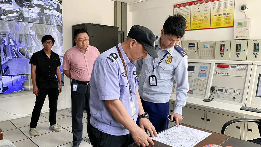 區(qū)消防救援大隊(duì)對劉潭服裝開展消防安全檢查