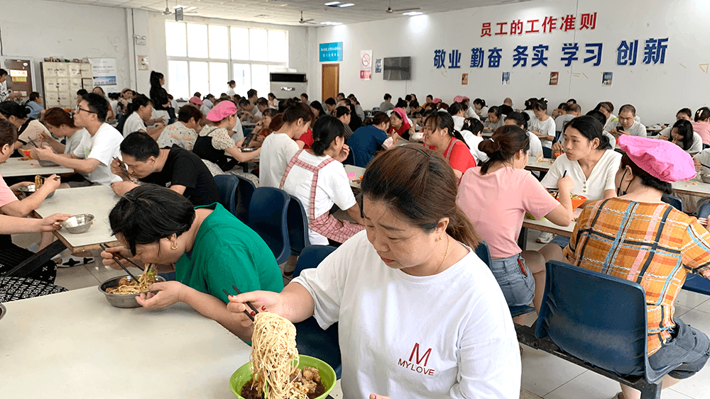 劉潭服裝來(lái)碗生日面共抒愛黨情