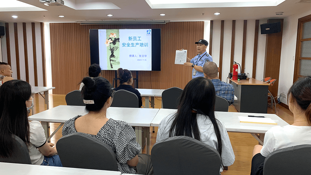 劉潭服裝開展新員工培訓