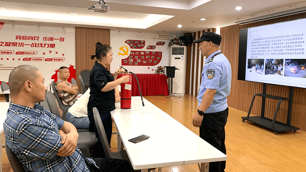 劉潭服裝開展新員工培訓