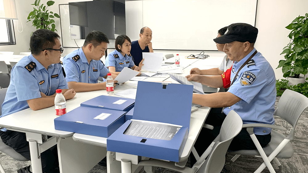 區(qū)應(yīng)急管理局和街道應(yīng)急辦對(duì)劉潭服裝開展安全大檢查