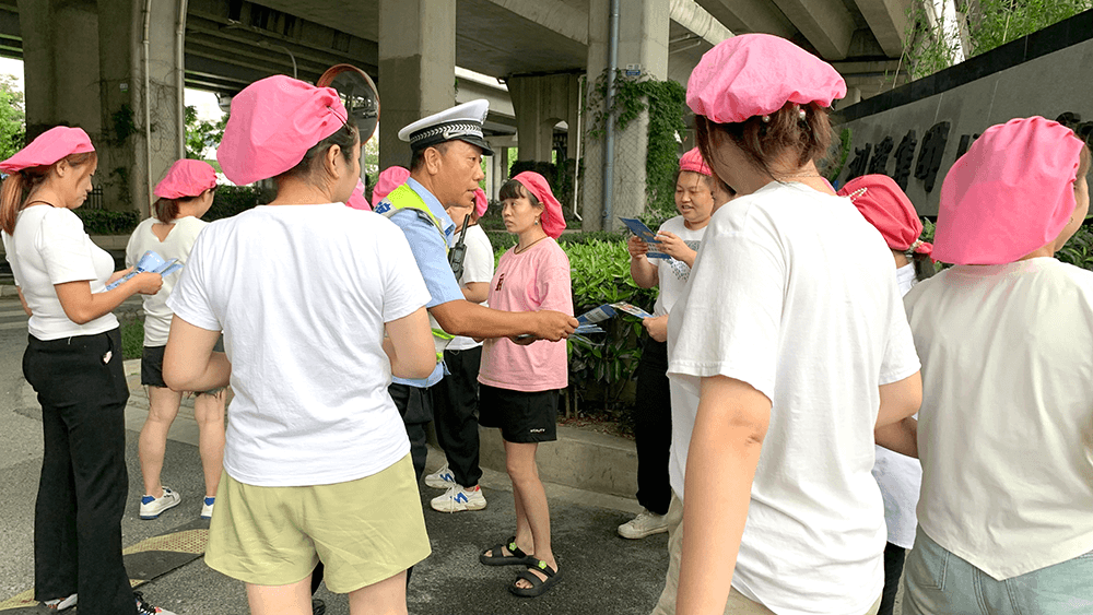劉潭服裝文明出行