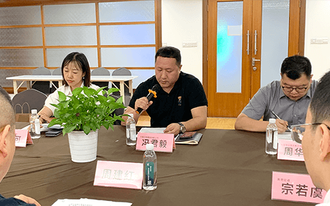 熱烈祝賀劉潭服裝總經(jīng)理馮君毅當選新一屆黃巷街道商會理事會會長