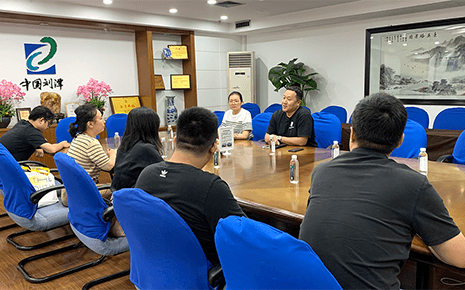 熱烈歡迎街道組織委員到劉潭服裝進行走訪慰問