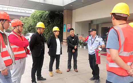 劉潭服裝對(duì)外來施工人員進(jìn)行安全操作培訓(xùn)