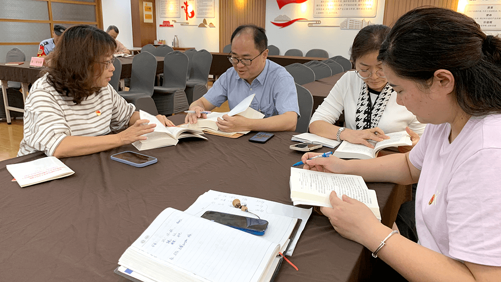 劉潭服裝開展主題黨日學(xué)習(xí)活動