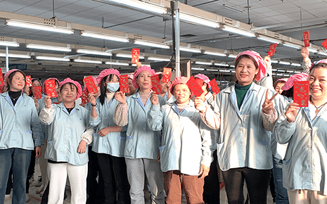 劉潭服裝：派發(fā)開門紅包，新的一年“龍”重開始