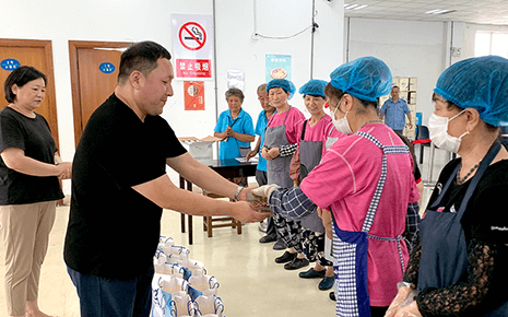“食堂有愛(ài)，夏送清涼”劉潭服裝開(kāi)展食堂高溫慰問(wèn)活動(dòng)