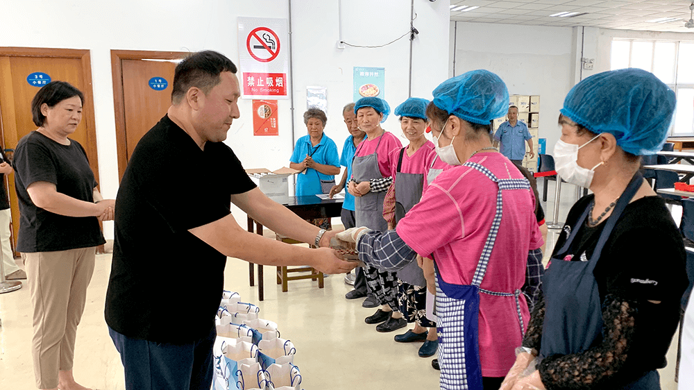 劉潭服裝開展食堂高溫慰問活動(dòng)