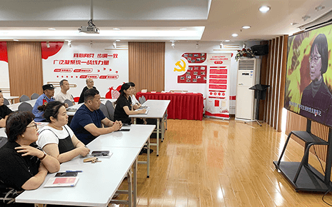劉潭服裝：學(xué)習(xí)榜樣精神，汲取榜樣力量