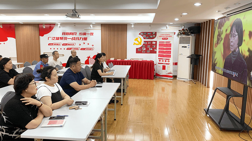 劉潭服裝：學(xué)習(xí)榜樣精神，汲取榜樣力量