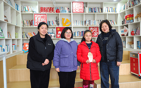 劉潭服裝：溫情慰問送春風(fēng)，困境兒童笑顏開
