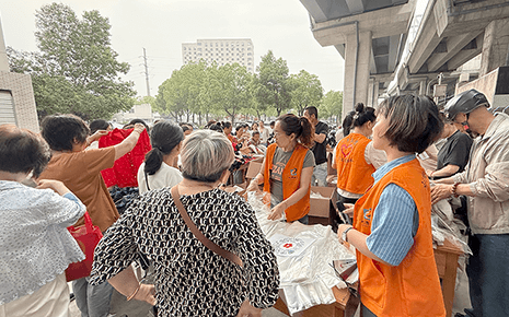 暖聚劉服，愛(ài)匯久久！劉潭服裝公益義賣傳遞溫暖力量