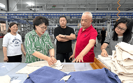 劉潭服裝領(lǐng)導(dǎo)層視察車間現(xiàn)場(chǎng)：聚焦成果與展望未來(lái)