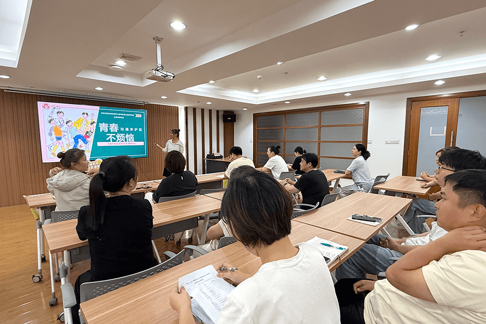 區(qū)婦聯(lián)走進(jìn)劉潭服裝，共話家庭教育新篇