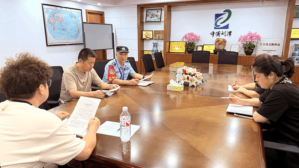 街道安全辦到劉潭服裝檢查指導(dǎo)夏季安全工作