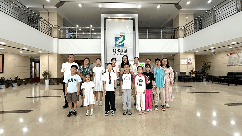 社區(qū)親子探秘&ldquo;衣&rdquo;世界！家庭參觀團(tuán)走進(jìn)劉潭服裝