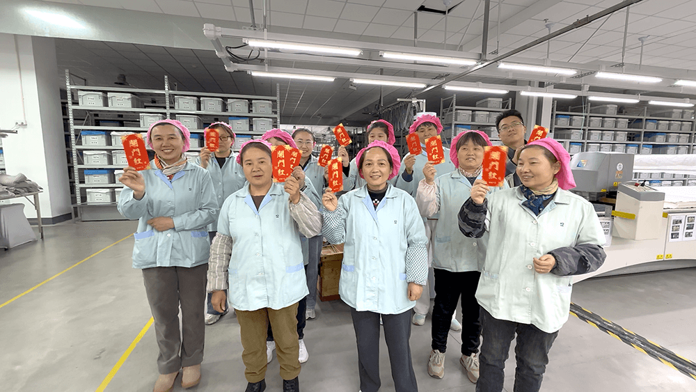 開工大吉！劉潭服裝為員工發(fā)放開門紅包