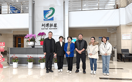 楊木橋社區(qū)領導開工走訪慰問——劉潭服裝啟新程