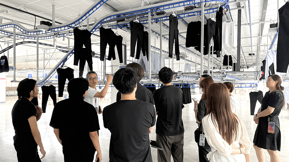實地察產(chǎn)線 交流促共贏｜重要客戶蒞臨劉潭服裝針織新車間參觀指導(dǎo)
