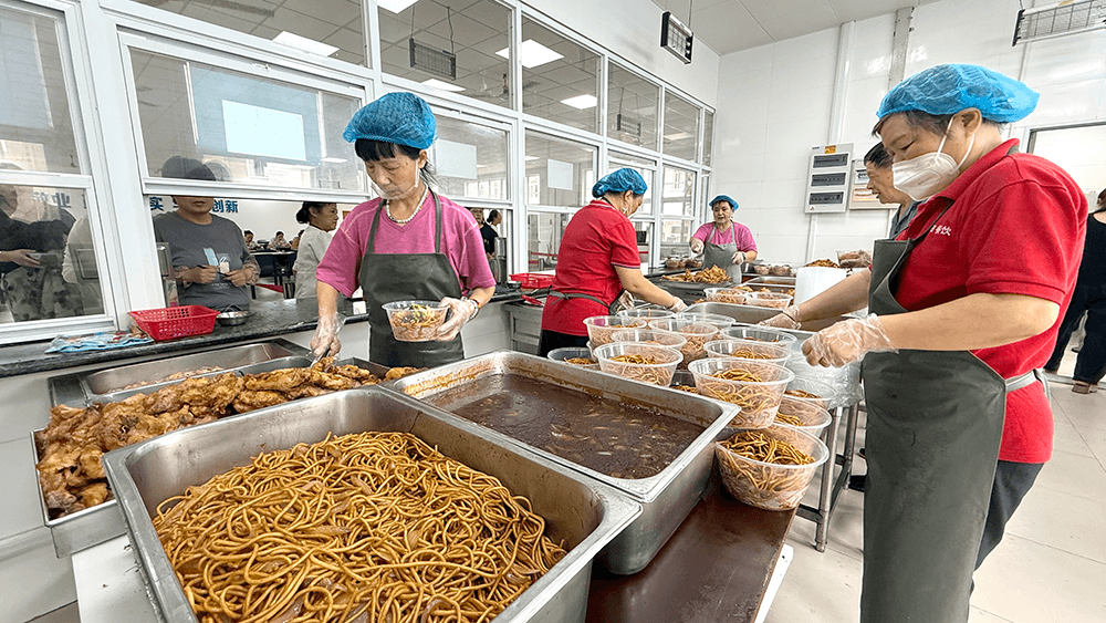 劉潭服裝組織員工吃面慶七一