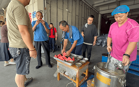 盛夏送清甜 涼意在心間——劉潭服裝食堂為一線員工送清涼