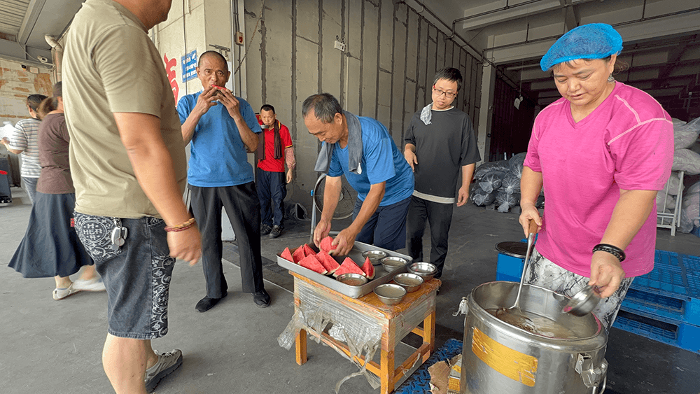 盛夏送清甜 涼意在心間&mdash;&mdash;劉潭服裝食堂為一線員工送清涼