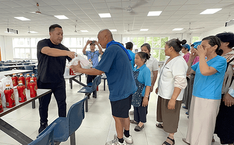 關(guān)愛不止一線——劉潭服裝暖心慰問后勤人員
